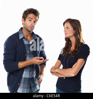 Studioaufnahme von junges Paar suchen verärgert Stockfoto