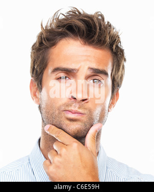 Close-up Portrait von verwirrt Geschäftsmann mit würde auf Kinn vor weißem Hintergrund Stockfoto