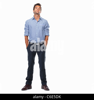 Studioaufnahme der junge Geschäftsmann stehend mit Händen in den Taschen Stockfoto