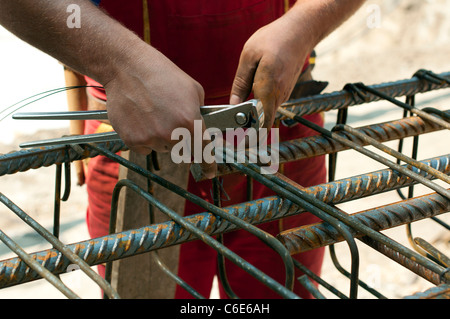 Bauarbeiter bindet verstärkende Stahl Rebar. Nahaufnahme Stockfoto