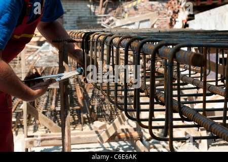 Bauarbeiter bindet verstärkende Stahl Rebar. Nahaufnahme Stockfoto