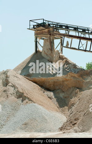 Stein-Steinbruch aus Kalkstein. Vertikales Bild Stockfoto