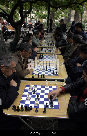 Männer spielen Schach in der Plaza de Armas, Santiago Stockfoto
