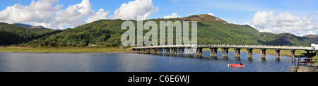 Panorama der Maut-Holzbrücke über den Fluss Mawddach bei Penmaenpool, Snowdonia, direkt neben dem Hotel George III. Stockfoto