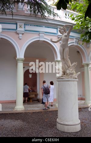 Évian-Les-Bains - Menschen füllen Flaschen bei Cachat Federn Stockfoto