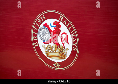 Logo der British Railways auf der Seite eines roten Wagens - Nahaufnahme des Löwenwappens auf der BR-Lokomotive Stockfoto