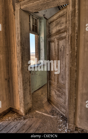 Alter Farbe bröckelt an einer Tür der Buchhalter House in Kolmanskop Geisterstadt in der Nähe von Lüderitz, Namibi Stockfoto