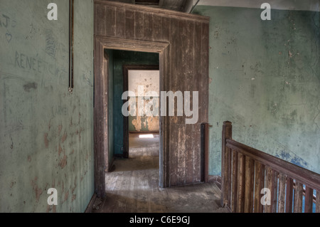 Flur und 2. Stock Landing in der Architekt oder Architekten Haus, Kolmanskop Geisterstadt in der Nähe von Lüderitz, Namibia Stockfoto