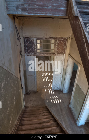 Alte Treppe in Quartiermeisters House, Kolmanskop Geisterstadt in der Nähe von Lüderitz, Namibia Stockfoto