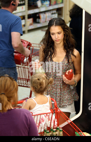 Jessica Alba Geschäfte bei Trader Joes mit ihrer Tochter Honor Marie Warren in Beverly Hills. Los Angeles, Kalifornien - 07.05.10 Stockfoto