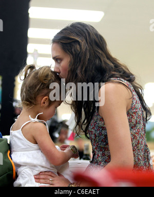 Jessica Alba Geschäfte bei Trader Joes mit ihrer Tochter Honor Marie Warren in Beverly Hills. Los Angeles, Kalifornien - 07.05.10 Stockfoto