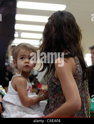 Jessica Alba Geschäfte bei Trader Joes mit ihrer Tochter Honor Marie Warren in Beverly Hills. Los Angeles, Kalifornien - 07.05.10 Stockfoto