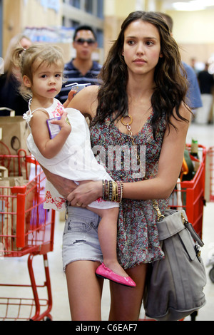 Jessica Alba Geschäfte bei Trader Joes mit ihrer Tochter Honor Marie Warren in Beverly Hills. Los Angeles, Kalifornien - 07.05.10 Stockfoto