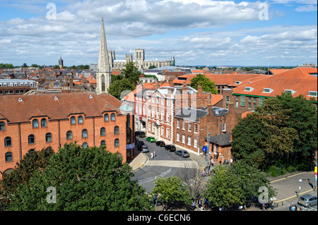 Blick über York City in Richtung York Minster von Cliffords Turmspitze (York Castle) Stockfoto