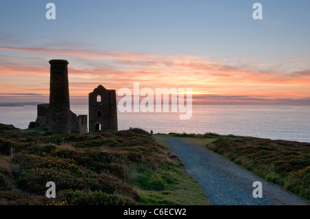 Sonnenuntergang an einem alten Zinnmine an der Küste von North Cornish. Stockfoto