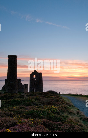 Sonnenuntergang an einem alten Zinnmine an der Küste von North Cornish. Stockfoto