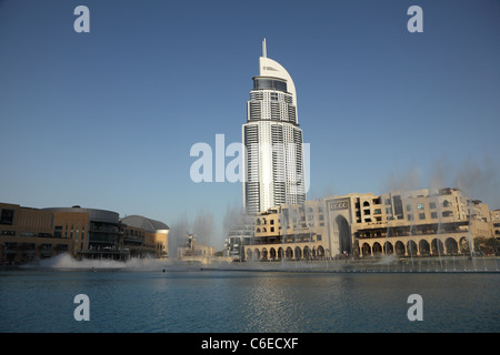 Dubai Fountain und the Address Hotel in Dubai, Vereinigte Arabische Emirate Stockfoto