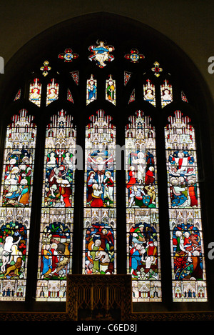 Die Glasfenster an der Spitze des Kirchenschiffs an der Pfarrkirche St. Peter und Paul, in der Marktgemeinde Tring, Hertfordshire, England Stockfoto