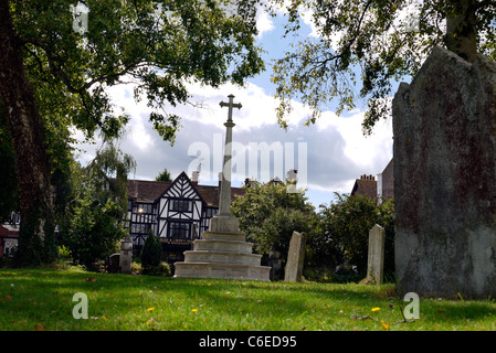 Das Kriegerdenkmal und ehemaligen Rose und Crown Hotel, in der Marktgemeinde Tring, Hertfordshire, England Stockfoto