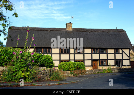 Ziemlich die Hälfte Fachwerk-Reetdachhaus in der Cotswold-Dorf Blockley, Gloucestershire Stockfoto