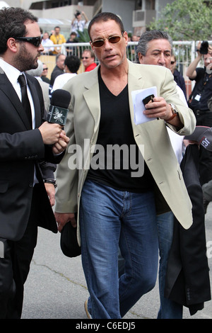 Jean Claude Van Damme kommt im Palais de Festivals während des 2010 Cannes International Film Festival - Tag 1 Cannes, Stockfoto