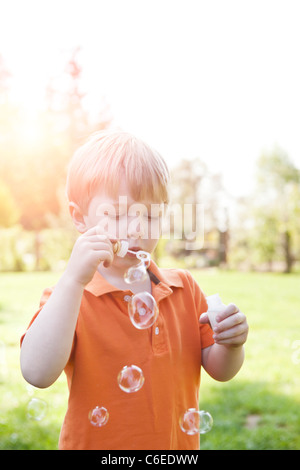 USA, Washington State, Seattle, junge Seifenblasen im park Stockfoto