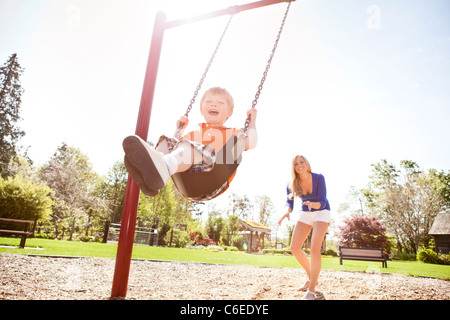 USA, Washington State, Seattle, Mutter und Sohn schwingen auf Swing im park Stockfoto