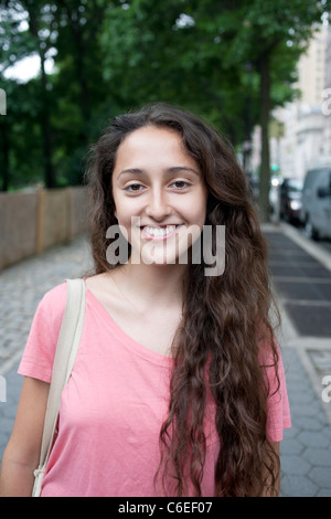 USA, New York, New York City, Porträt der lächelnde junge Frau stehen auf Straße Stockfoto