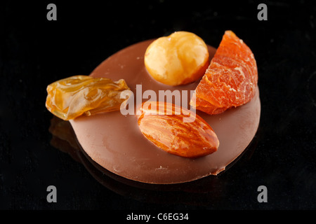 Schokoladenbonbons mit Nüssen Stockfoto