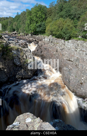 Sprudelnden Wasser des Flusses Tees, über hohe Kraft Wasserfall in Teesdale, County Durham Stockfoto