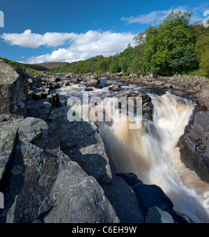 Sprudelnden Wasser des Flusses Tees, über hohe Kraft Wasserfall in Teesdale, County Durham Stockfoto