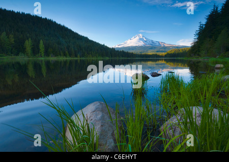 USA, Oregon, Clackamas County, Ansicht von Trillium Lake mit Mt. Hood im Hintergrund Stockfoto