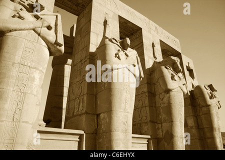 Osiris Säulen am Ramesseum, der Totentempel Tempel von Ramses II auf der West Bank, Luxor, Ägypten Stockfoto