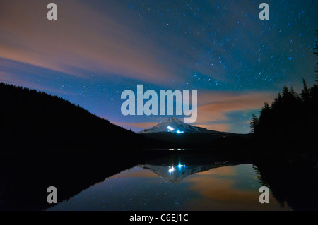 USA, Oregon, Clackamas County, Ansicht von Trillium Lake mit Mt. Hood im Hintergrund in der Nacht Stockfoto