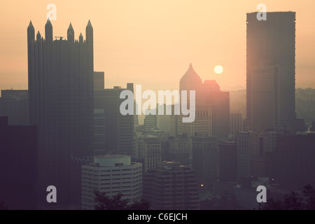 USA, Pennsylvania, Pittsburgh bei Sonnenaufgang Stockfoto