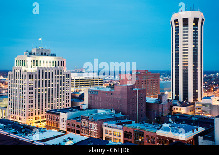 USA, Illinois, Springfield, Skyline am Abend Stockfoto