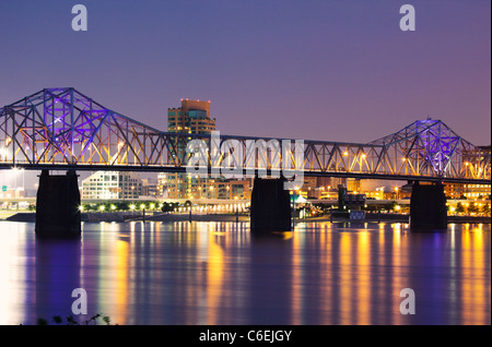 USA, Kentucky, Louisville, Brücke über den Ohio River in der Nacht Stockfoto