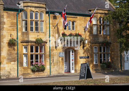 The Swan Inn at High Street, Moreton in Marsh in den Cotswolds, Gloucestershire, Großbritannien im Juli Stockfoto