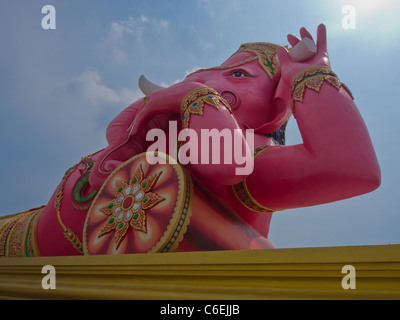 Hindu rosa Ganesh Himmel im Hintergrund. Stockfoto