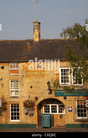 Redesdale Arms Hotel, Restaurant und Bars, sonnt im frühen Morgenlicht in Moreton in Marsh, in den Cotswolds, Gloucestershire, Großbritannien im Juli Stockfoto