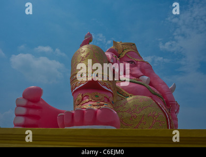 Hindu rosa Ganesh Himmel im Hintergrund. Stockfoto