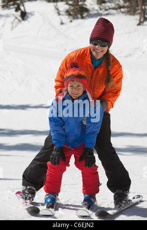 USA, Colorado, Telluride, Mutter und Sohn zusammen Skifahren Stockfoto