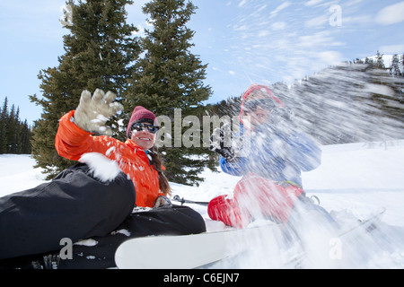 USA, Colorado, Telluride, Mutter und Sohn zusammen Skifahren Stockfoto