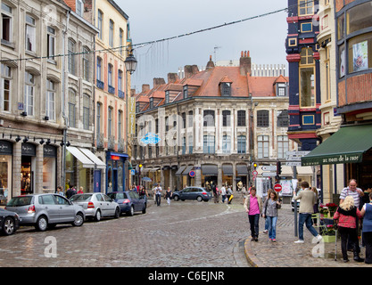 Ein regnerischer Tag in den Straßen von Lille. Hotel du Lion d ' or, Altstadt von Lille. Region Nord-Pas-de-Calais, Frankreich Stockfoto