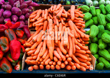 Anzeige von Frischgemüse auf einem südamerikanischen Marktstand. Stockfoto