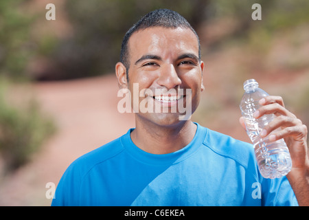 USA, Arizona, Sedona, lächelnde Menschen Trinkwasser nach dem Joggen Stockfoto