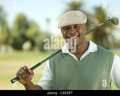 USA, Arizona, Scottsdale, lächelnd Mann am Golfplatz Golf Club halten Stockfoto