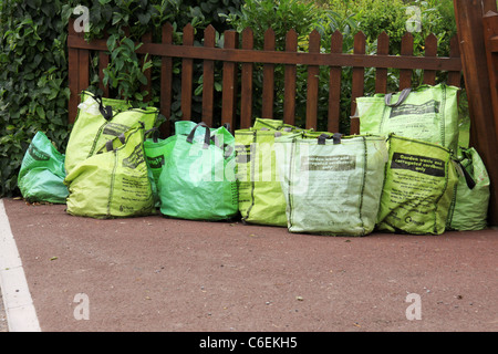 Grüner Garten Müllbeutel Sammlung in Erwartung Stockfoto