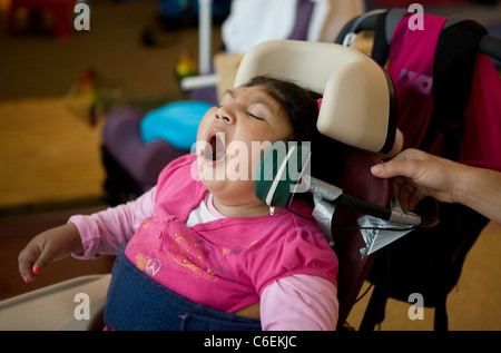 Sieben Jahre alten Tauben blindes Kind vocalizing während einer Sitzung der Logopädie in der Schule. Stockfoto