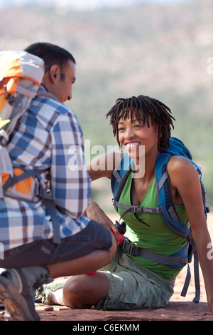 USA, Arizona, Sedona, junges Paar Wandern und Wüstenlandschaft zu genießen Stockfoto